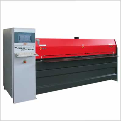 CNC gesteuerte Beschlge-, Bohr- und Einpressmaschine mit Magazinzufhrung fr Topfbnder und Montageplatten - GANNOMAT Express CNC